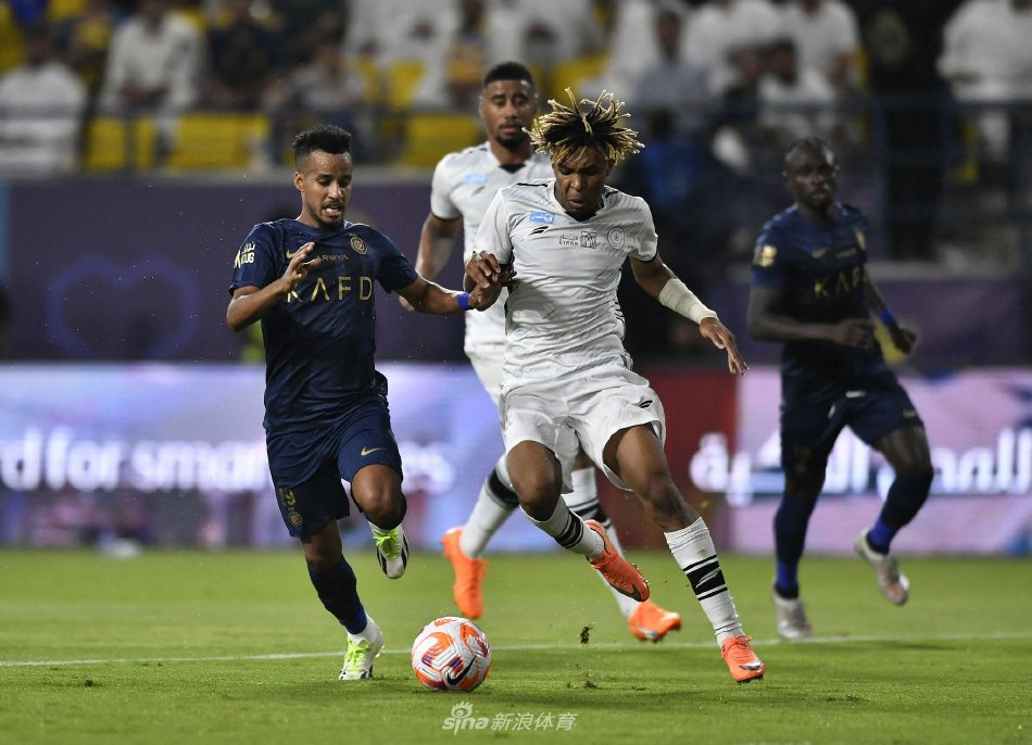 此路不通！唐斯且退且防 暴起大帽扇飞斯科蒂·巴恩斯上篮（唐斯后撤严防 一记大帽扇飞斯科蒂·巴恩斯上篮）