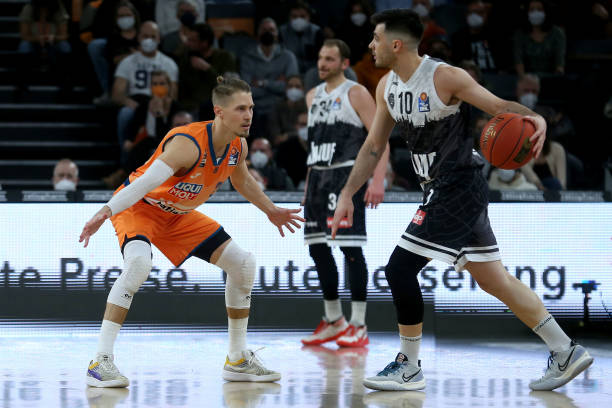 内维尔：切尔西需要有白头发的资深主帅；阿莫林在向上施压